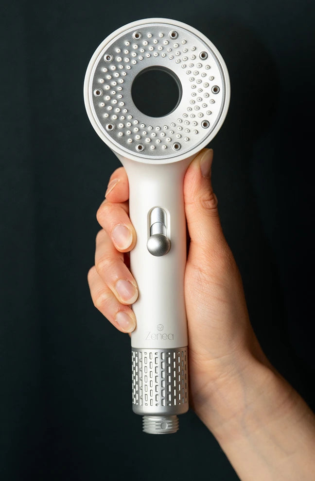 Filtrační sprchová hlavice Zenea bílá s moderním designem proti chlóru a nečistotám pro zdravější pokožku a vlasy