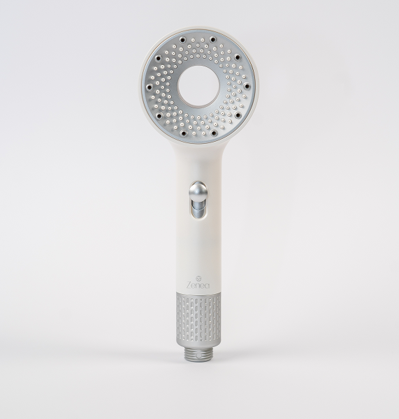 Bílá filtrační sprchová hlavice Zenea – moderní design, odstranění chlóru a nečistot z vody pro zdravější pokožku a vlasy