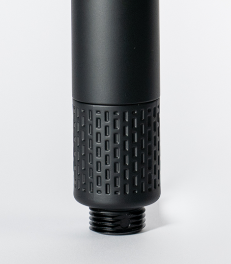 Detail čiernej filtračnej sprchovej hlavice Zenea so stredovým otvorom a logom na bielom pozadí