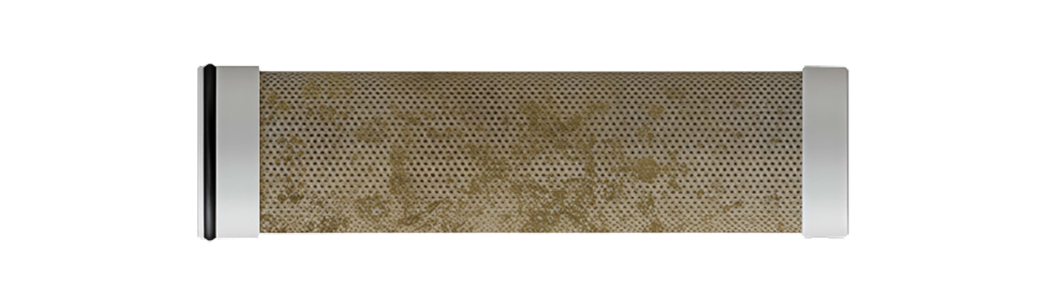 Použitý ACF filtr Zenea po třech měsících s viditelnými usazeninami nečistot a chlóru ze sprchové vody