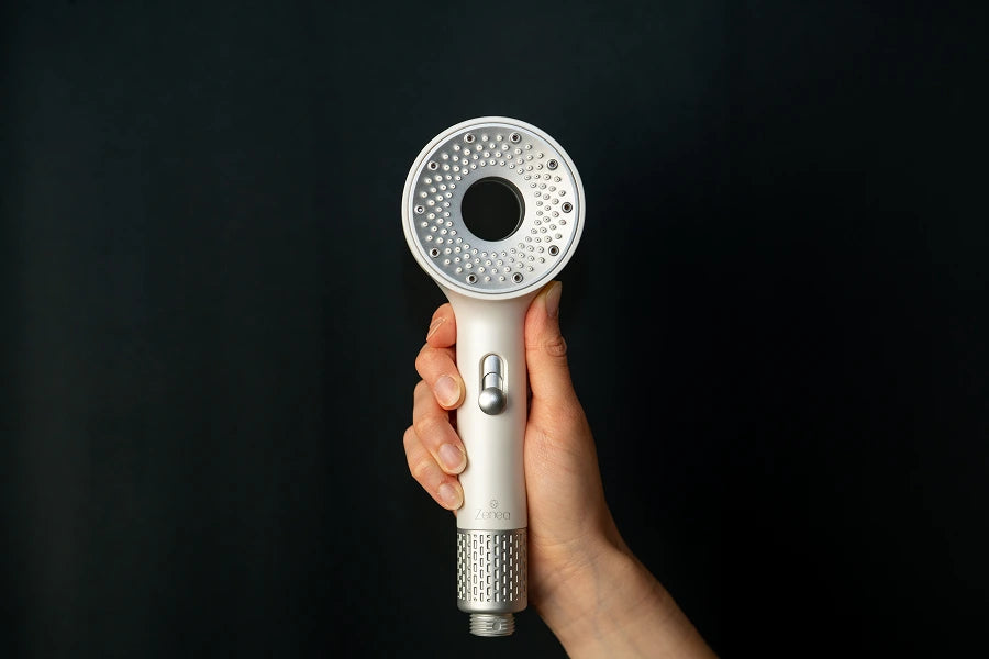 Bílá filtrační sprchová hlavice Zenea s úsporou vody a odstraňováním chlóru pro zdravější pokožku a vlasy