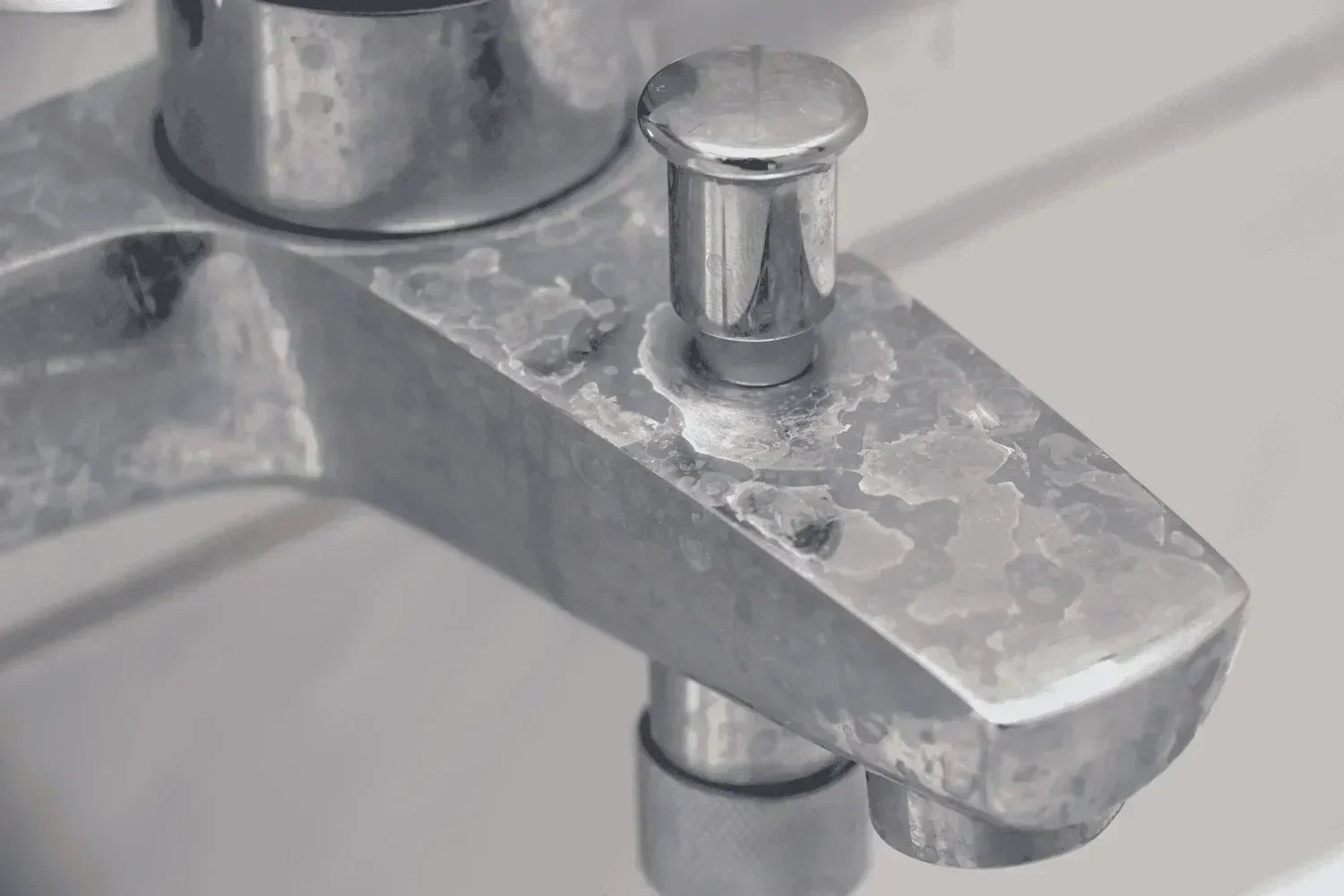 Vodovodní baterie se stopami vodního kamene jako důsledek tvrdé vody