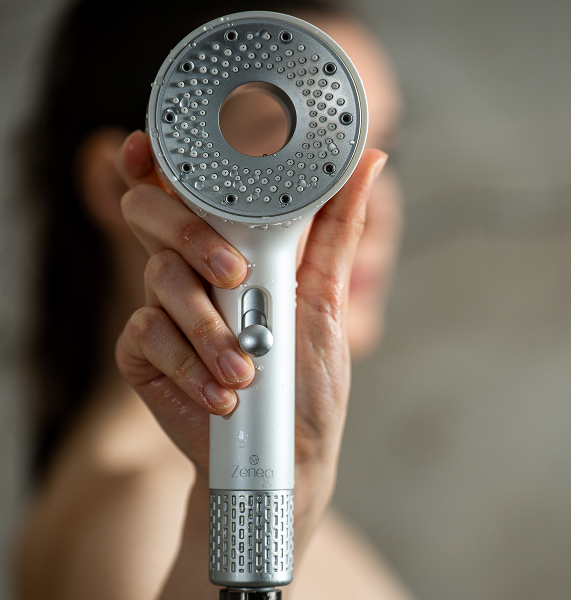 Filtrační sprchová hlavice Zenea s ACF filtrem pro odstranění chlóru a nečistot z vody, detailní pohled při používání