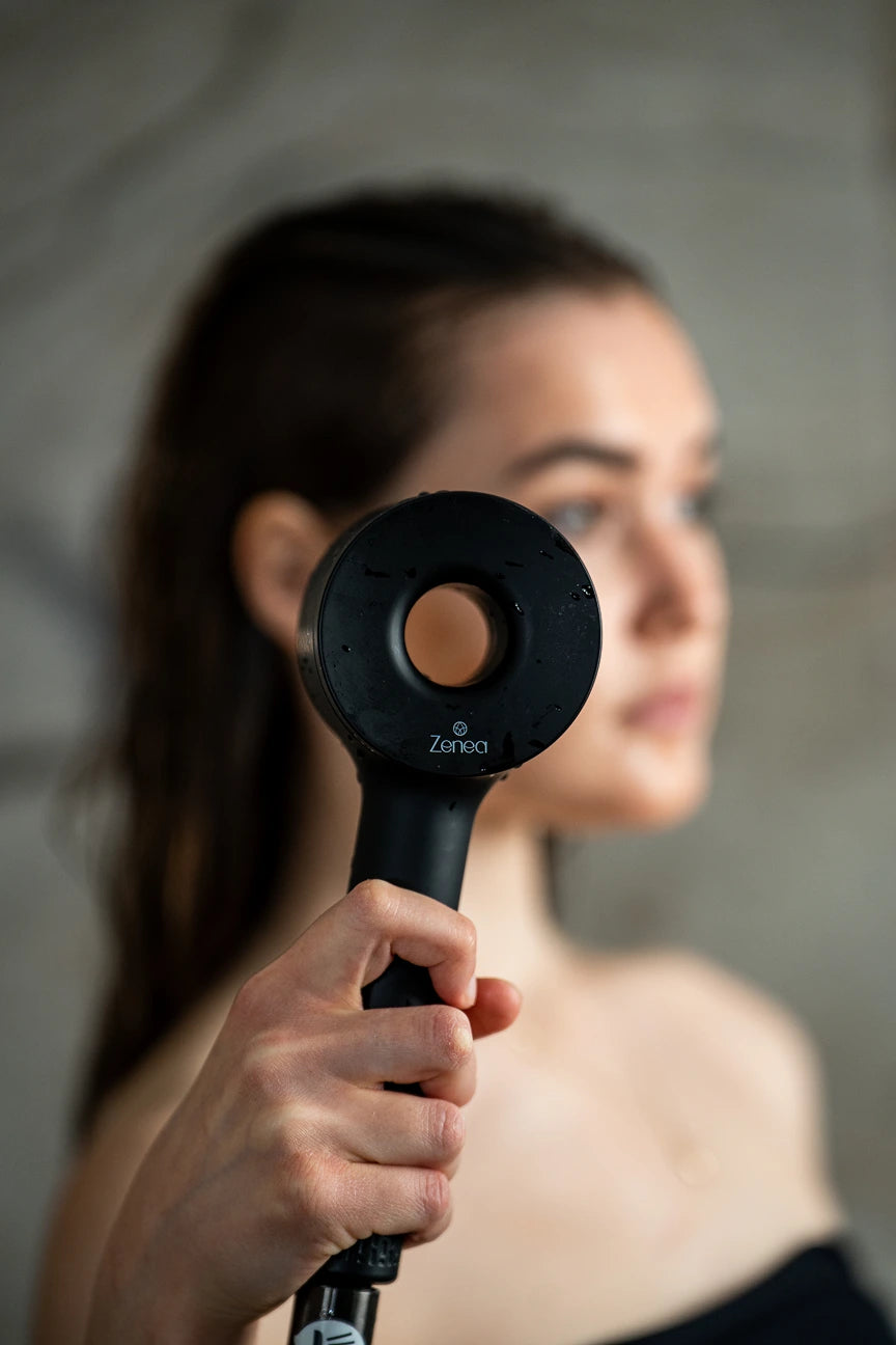 Černá filtrační sprchová hlavice Zenea držená v ruce moderní design a kvalitní provedení